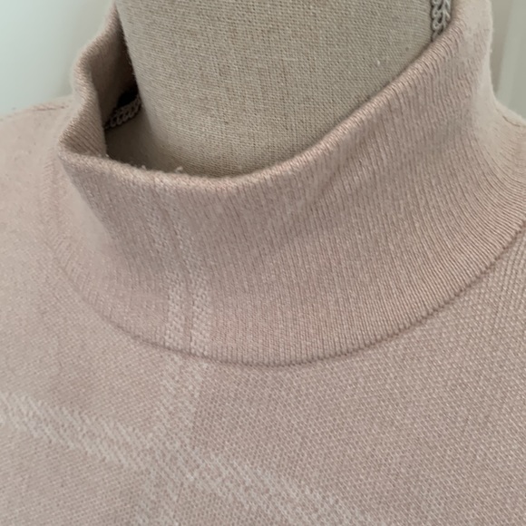 Pastel pink with white squares sweater and loose cowl for winter time! - Picture 2 of 6